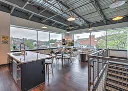 Bourbon Trail Urban Loft-Pool Table-Hot Tub-SALE! - Image 3