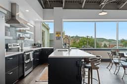 Bourbon Trail Urban Loft-Pool Table-Hot Tub-SALE! - Image 4