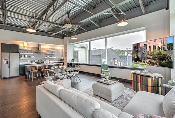 Bourbon Trail Urban Loft-Pool Table-Hot Tub-SALE! - Image 1